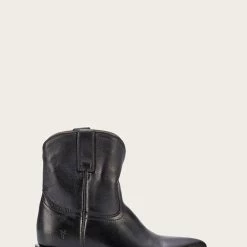 The Frye Company Billy Short